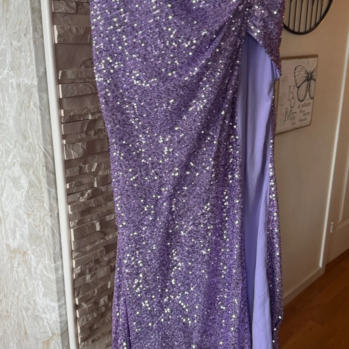 Lila glittrig långklänning med slits - 2