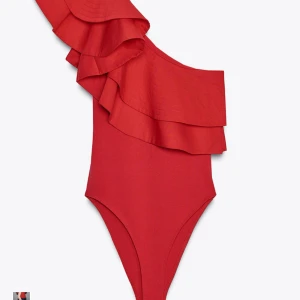 Röd body med volang - Vill ev sälja min fina body från Zara, då den aldrig använts och är helt ny! Kom med bud🩷 kan skicka egna bilder vid intresse☺️storlek M men passar mig som brukar ha S/M.