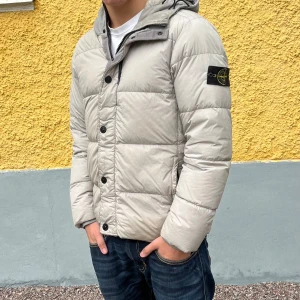 Stone Island - Prima vinterjacka från Stone Island - köpt på herr judit på Hornsgatan i Stockholm. Använd 1 vinter, väldigt bra skick. Perfekt vinterjacka. Prisdiskussioner är välkomna☃️