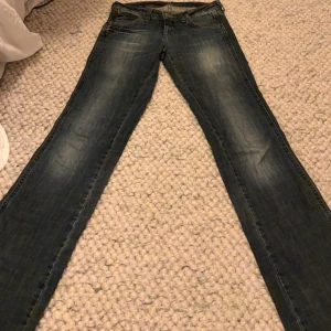 Wrangler blå bootcut jeans - Jättefina lågmidjade wrangler jeans i bootcut, inga slitningar & väldigt bra skick!!! Innerbenslängd: 83cm, sitter som en XS i midjan!!❤️