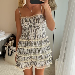 Klänning - Säljer nu min älsklingsklänning 💕🥹(storlek 8, passar som 36)