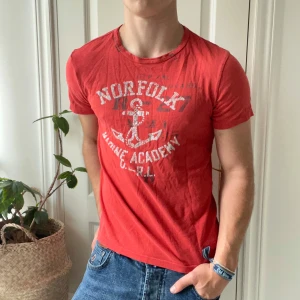 Polo Ralph Lauren t shirt S röd  - Polo Ralph Lauren t shirt S röd, liten defekt vid taggen som ni ser. Annars väldigt najs och passar mig bra som är 180,75 kg. 🫶
