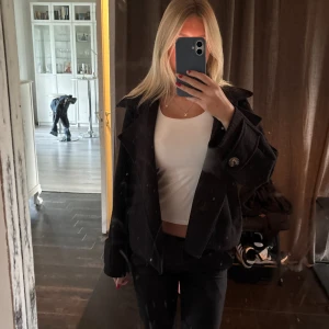 Svart kappa - Säljer denna söta kappa❣️den är i fint skick och passar perfekt inför hösten.