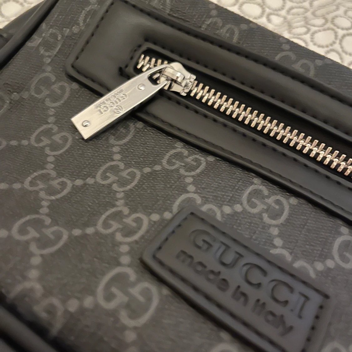 Svart axelväska från Gucci med GG-mönster - 1