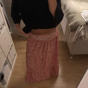 Röd mönstrad långkjol - Röd lång Zara kjol, bra skick 