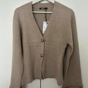 Sculptured knitted cardigan  - Oanvänd. 