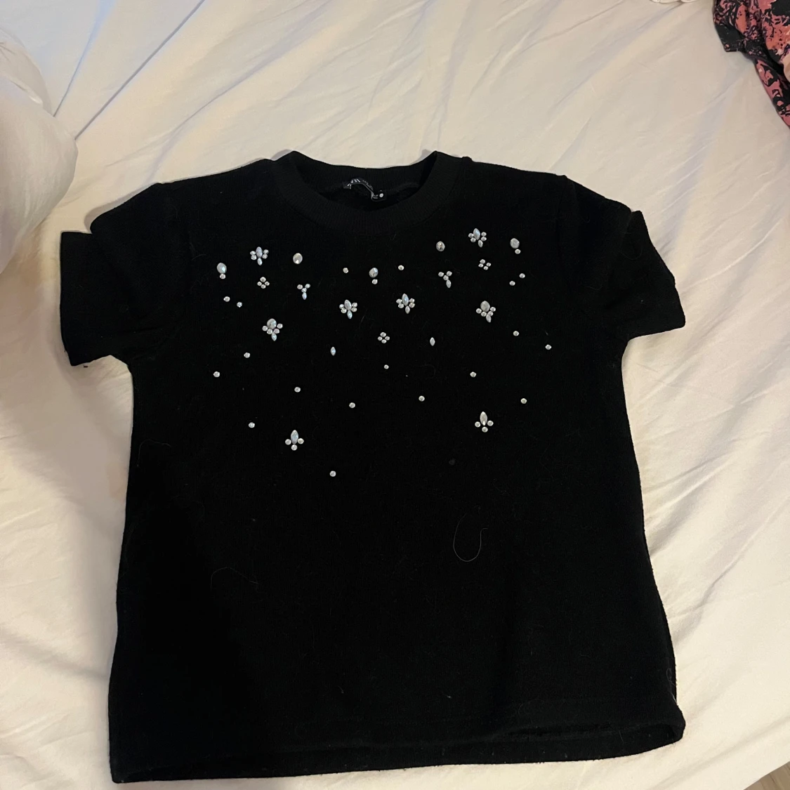 Svart topp med pärldetaljer - 1