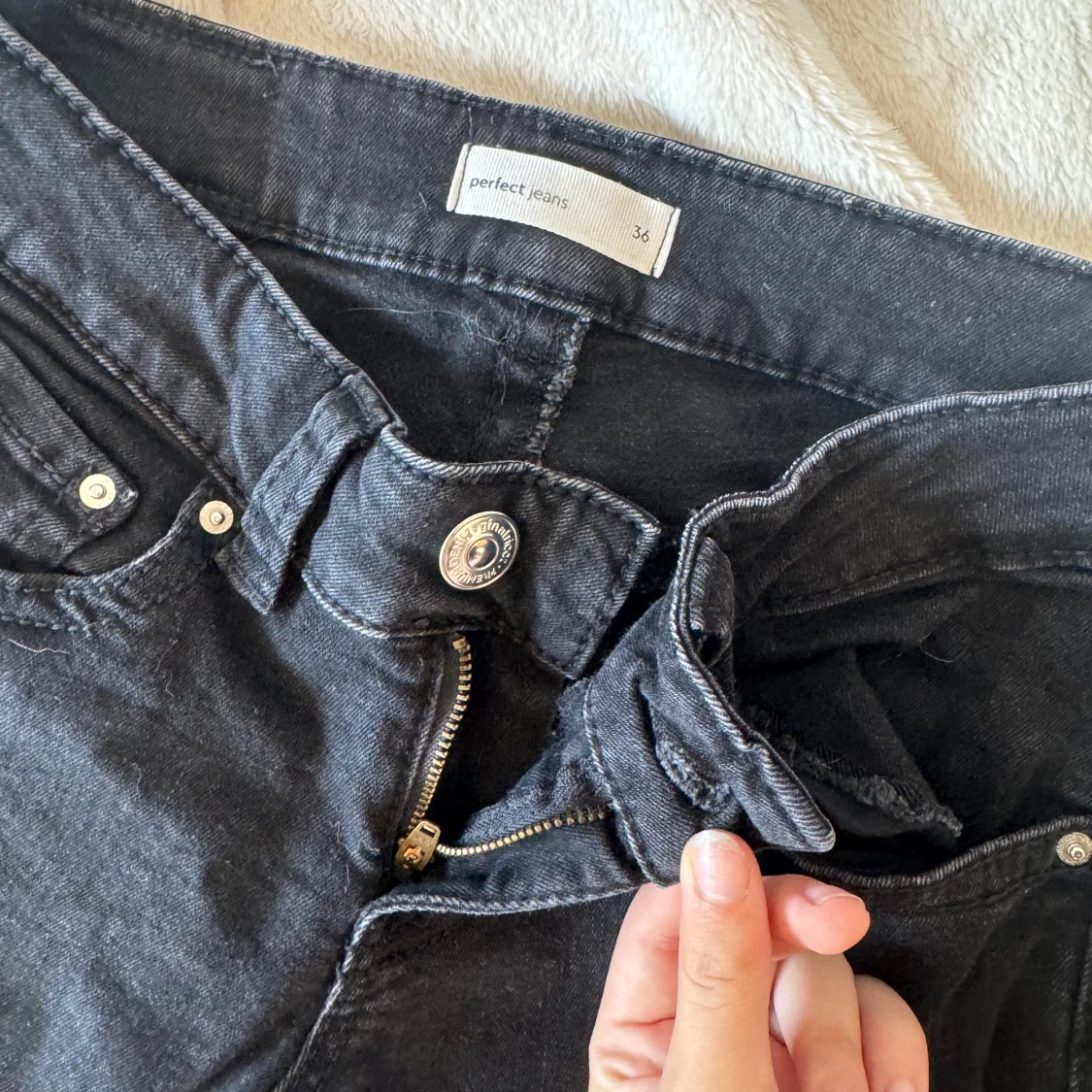 Svarta bootcut jeans från Gina Tricot - 1