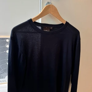 Stickad tröja Oscar Jacobson - Säljer en Oscar Jacobson | Roundneck, Valter | i strl S. Tröjan är i siden och tillverkad i Italien, därmed toppkvalitet. Skicket är 9,5/10, endast använd några fåtal gånger. Nypris ligger på 1700kr. Pris är diskuterbart vid snabb affär!