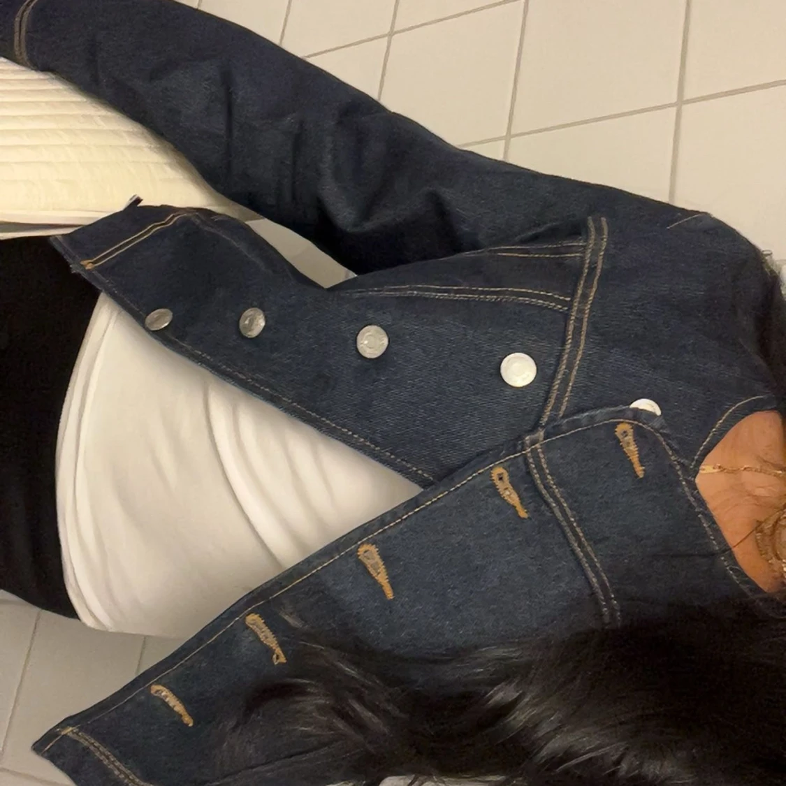 Mörkblå jeansjacka med asymmetrisk knäppning gina tricot - 2