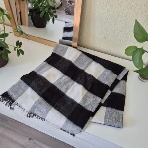 Rutig halsduk i svart/grå/vit - Snygg och stor rutig halsduk från Lindex med breda blockrutor i svart, grått och vitt. Halsduken har fransar i ändarna och är mjuk och skön att ha runt halsen. Använd ett fåtal gånger, i mycket bra skick🤍