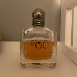 Emporio Armani Stronger With You 100ml - Modern och stilren parfym från Emporio Armani. Flaskan innehåller 100 ml och passar perfekt för dig som vill sticka ut med en ikonisk doft. Speciellt nu till vintern