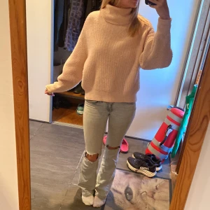 Beige polotröja från H&M, ribbstickad - Supermysig beige polotröja från H&M i ribbstickat material. Tröjan har en oversized passform med långa ärmar och hög polokrage. Perfekt för lager på lager och chill dagar. Säljes i storlek S.