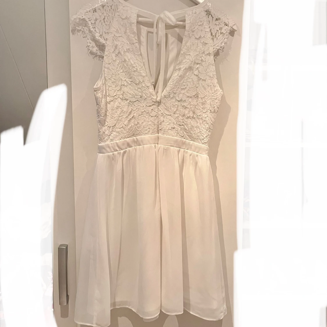 Vit spetsklänning från NLY Trend - 1