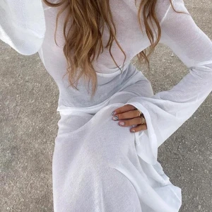 Hanna Schönberg x NAKD Vit Klänning Öppen Bar Rygg Lång Maxi Beach Strand Stickad - Tun stickad lång/maxi vit klänning med vida ärmar o öppen rygg fr Hanna Schönberg x NAKD. Stl S. har en liten fläck på ena sidan. Fler bilder kan skickas vid intresse 