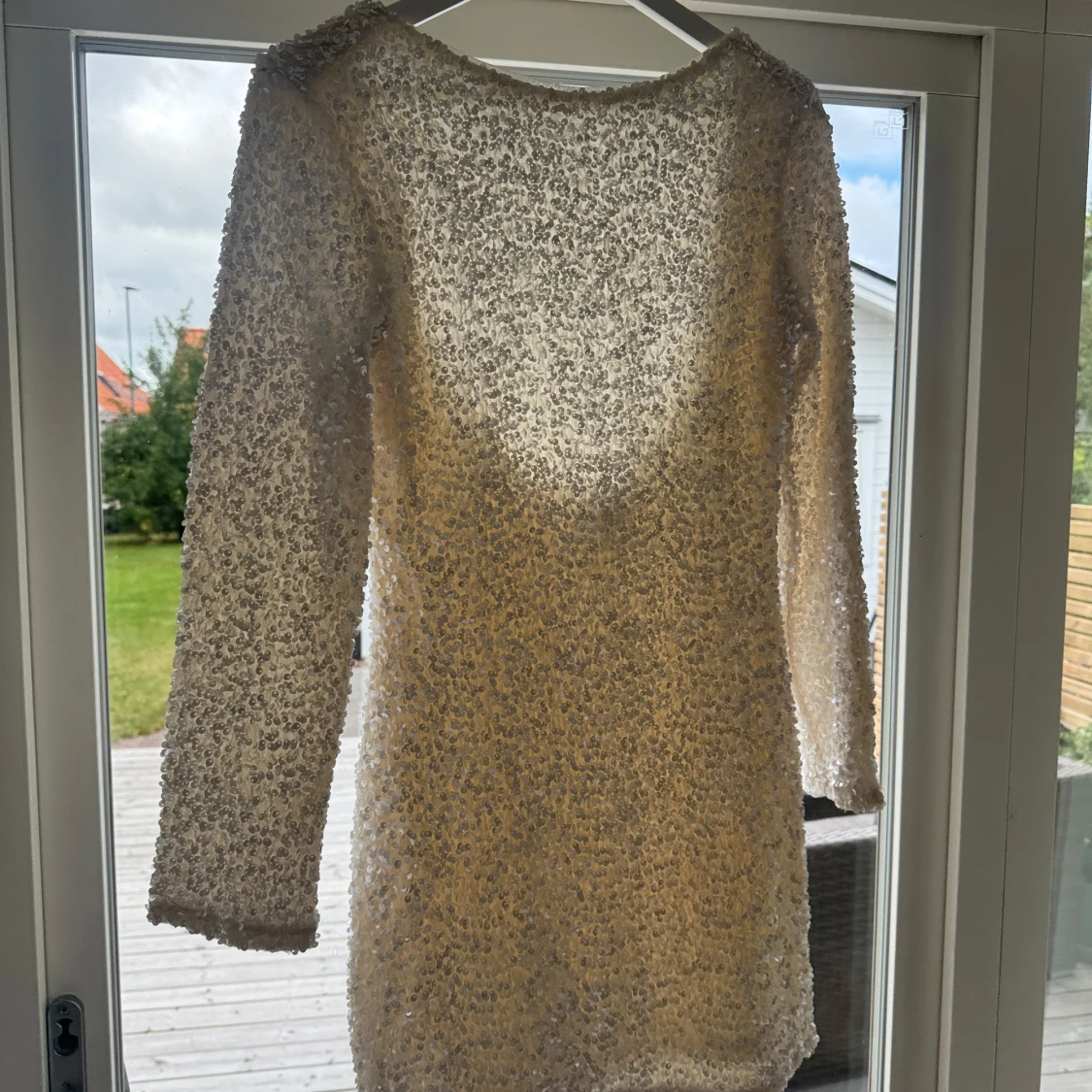 Paljettklänning med öppen rygg - 1