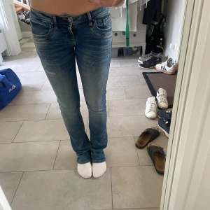 Blå bootcut jeans från LTB Valerie - Säljer mina LTB jeans.. Jeansen har bootcut passform, klassisk femficksdesign och snygga slitningar framtill. De är använda fåtal gånger och därför i bra skick. Strl 28/36