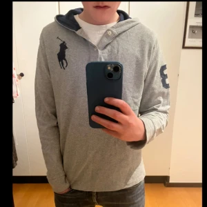 Hoodie/Cardigan Ralph Lauren (XS) - Säljer min snygga hoodie/cardigan från Ralph Lauren. Den är i mycket bra skick och är i storlek 14-16 vilket motsvarar XS. Tveka inte vid funderingar! 