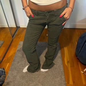 Snygga & unika gröna jeans! - Bootcut jeans med låg midja från replay! Storlek 28 waist. Skulle säga att de är långa och är nästan för långa på mig som är 170 cm. Har tyvärr fått en liten fläck på ena bakfickan men den går nog bort om man tvättar ordentligt!