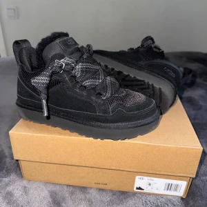 Lowmel UGG - Helt oanvända endast testade men för små för mig, så säljer dom eller byter till stl 38.