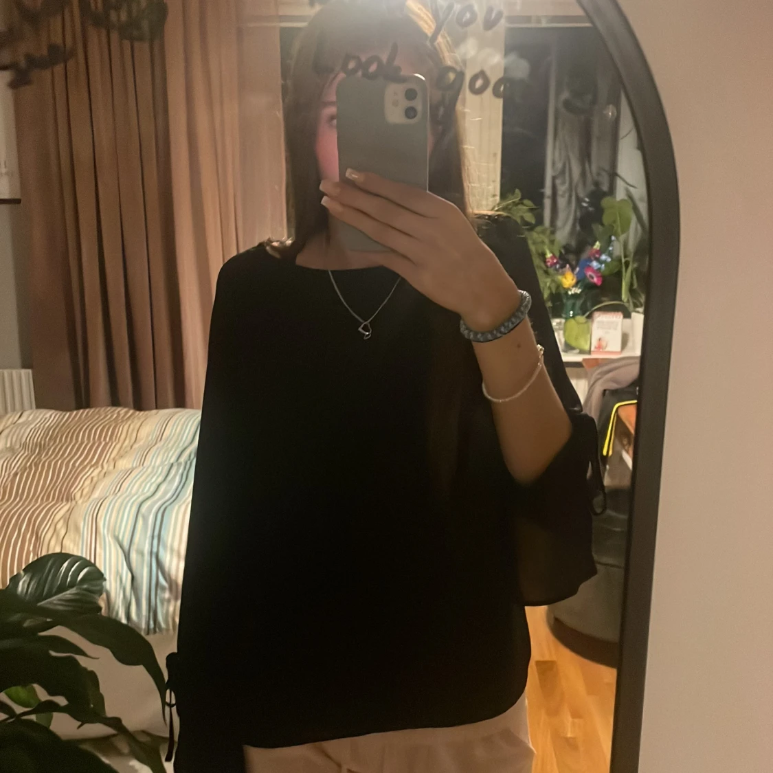 Svart blus med vida ärmar Gina Tricot