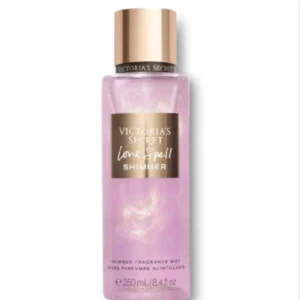Love Spell Shimmer Mist 250ml - Glittrande body mist från Victoria's Secret i doften Love Spell. Perfekt för dig som vill ha extra shimmer och en fräsch känsla. Volym: 250 ml.