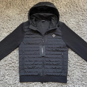 J Lindeberg cardigan  - Säljer denna riktigt feta j Lindeberg cardiganen!🙌Skick : NYSKICK!🤝Storlek M men passar också S / Nypris = 4000kr!👍Hör gärna av er om ni har funderingar!⭐️