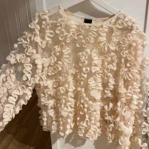 Creméfärgaf volangblus från Gina Tricot - Superfin topp i volang som passar perfekt på fest💗