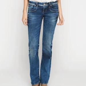 Blå jeans från LTB  - Snygga blå jeans från LTB, de är lågmidjade och botcut, knappt använda