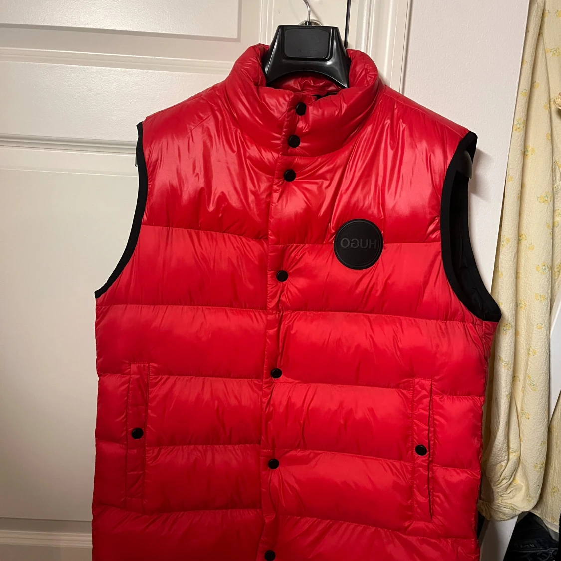 Röd dunväst från Hugo Boss