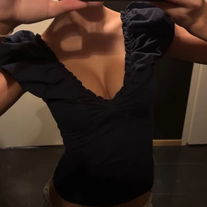 Marinblå topp - Eftertraktad marinblå topp från Lindex!! Säljer toppen i perfekt skick utan defekter och endast använd fåtal gånger. ❤️‍🔥perfekt fest topp, eller finare topp. 