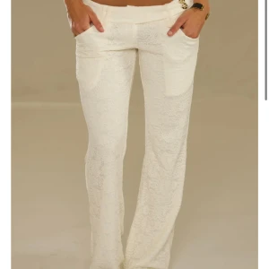 Vita spetsbyxor med låg midja - Snygga vita byxor med spetsdetaljer och låg midja. Byxorna har raka ben och två fickor fram, vilket ger en cool och trendig look. Perfekta för dig som vill sticka ut med en unik stil. Aldrig använda💕
