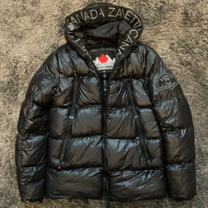 Zavetti Canada Vinterjacka - En varm och bekväm vinterjacka från Zavetti Canada. Jackan är stor i storleken så den passar som S, alltså ungefär 168-174cm. Den är knappt använd och därför i nyskick som går att se på bilderna. Skriv vid frågor.