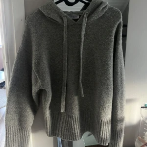 Zara stickad hoodie - Jätte skön och fin stickad hoodie ifrån Zara🩶🫰🏼 säljs då den börjar bli typ lite kort i ärmarna men men!