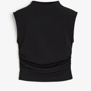 Svart ärmlös topp - Säljer en svart, tight och ärmlös topp med högre hals från H&M!