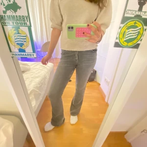 Grå bootcut jeans från Gina Tricot - Snygga grå jeans från Gina Tricot i bootcut-modell. Är i ganska bra skick