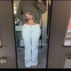 Lågmidjade jeans - Säljer dessa lågmidjade vita jeans då de inte passar mig i midjan, (lånade bilder på tjejen jag köpte av) hör av er vid frågor.