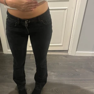 Replay jeans - Säljer mina skitsnygga replay jeans ,de är lågmidjade. Storlek 25 , säljer för de tyvärr börjar bli för små för mig. Köpte för ca 1200 men de är ganska använda💛