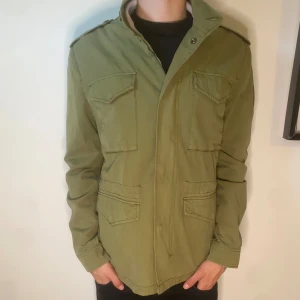 Bomboogie fieldjacket  - Helt ny fieldjacket från Bomboogie i storlek S. Nypris: 2400kr mitt pris:1200kr! Hör av er vid frågor och funderingar! 
