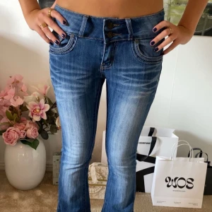 Blå bootcut jeans med hög midja - Snygga blå jeans med bootcut och låg midja. Midjemått: 34 cm. Innerbenslängd: 72 cm. Pris kan diskuteras!!!💕💕💕