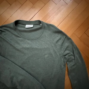 Lindebergh sweatshirt - Snygg Lindebergh sweatshirt i premium cotton🙌Riktigt soft att ha under de kallare dagarna🍂Jättebra skick 8/10👌Slim fit passform i storlek S, hör av dig vid minsta fundering 💭 