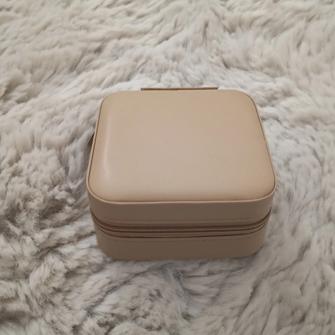 Beige smyckesväska i skinnimitation