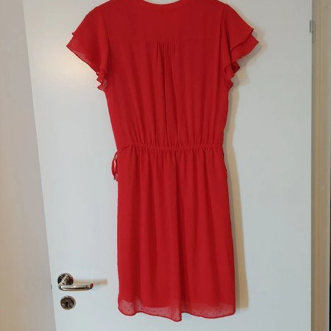Röd kortklänning med volangärmar stl M - 1
