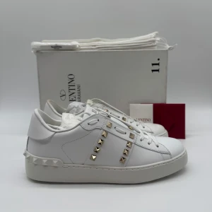 VALENTINO ROCKSTUD - Valentino rockstud - Skick: 10/10 Helt nya - Storlek 38 - Tillbehör: Box & Dustbag & Kort - Nypris 7700kr - Hör av dig vid minsta fundering