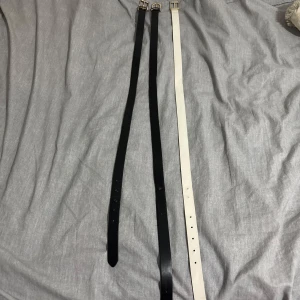 3-pack smala bälten från H&M - Tre smala bälten från H&M i svart och vitt med guldfärgade spännen. Bältena är i klassisk design, två svarta och ett vitt, alla med enkel, stilren look. Perfekta för att lyfta jeans eller klänning. Materialet är syntet med slät yta. 