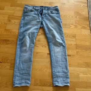 Ljusblå slim jeans från Neuw, 32/30 - Säljer ett par ljusblå slim fit jeans från Neuw, modell Lou Slim. Klassisk femficksdesign, normal midja och raka ben med smal passform. Jeansen är i mjukt denimtyg och har snygga slitningar för en avslappnad look. Säljer pga att dem är för stora men är i riktig bra kvalitete och inga defekter eller tecken på skada.