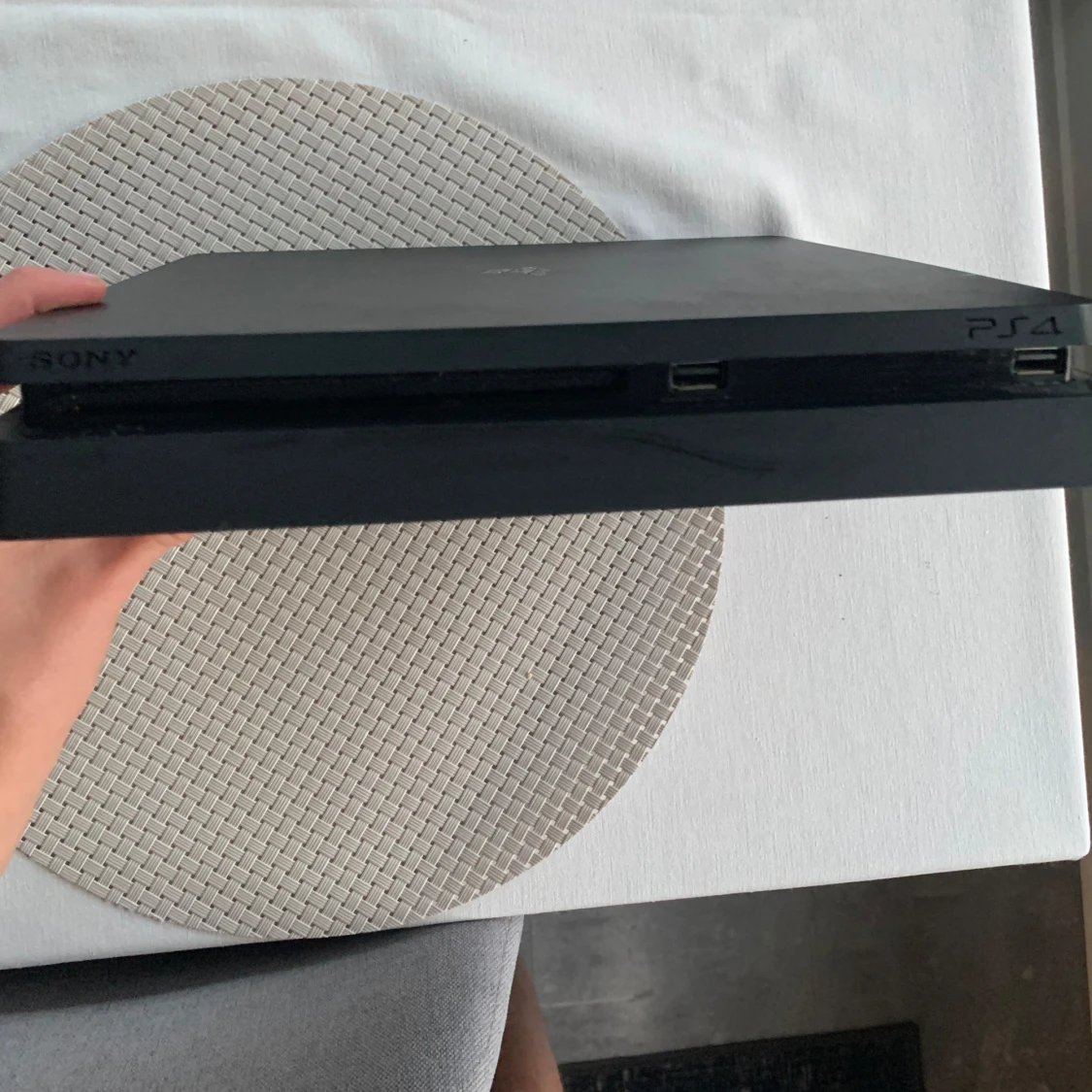 PlayStation 4 Slim - 1