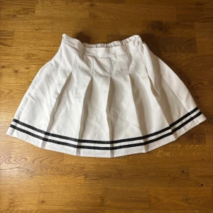 Vit kjol - Kjol med dragkedja på sidan i storlek 152