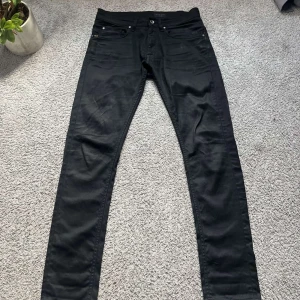 Tiger of Sweden Jeans - Säljer nu mina Tiger of Sweden jeans i storlek W29 och L32, modellen är i mesh material och byxorna är så gott som nya då de är använda väldigt få gånger! Skick: 9/10. Priset är absolut ej hugget i sten och vid en snabb affär kan jag gå ner i pris! Hör gärna av er vid minsta lilla fråga!!!