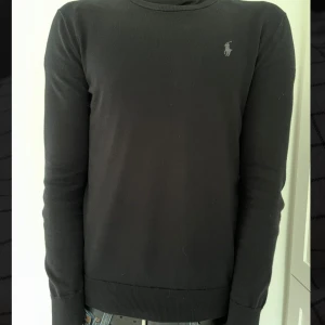 Stickad Polo Ralph Lauren tröja - Riktigt snygg Ralph Lauren tröja i väldigt bra skick. Modellen är 184cm 73kg